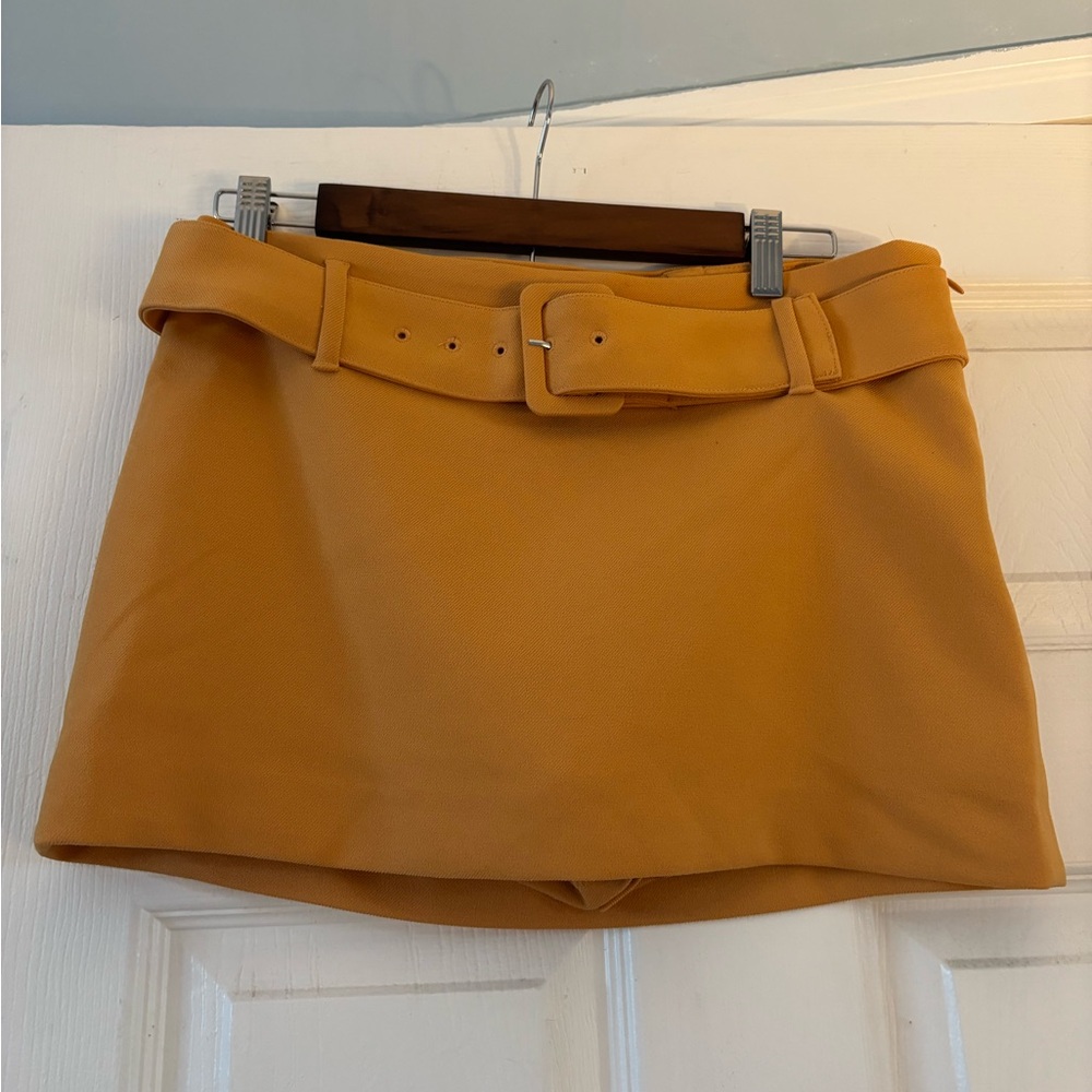 Express Mustard Belted Mini Skirt size 4 it’s actually a skort